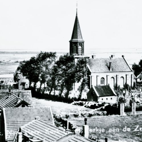wp-content/uploads/2025/07/urk-kerkje-aan-de-zee-oude-ansicht.jpg